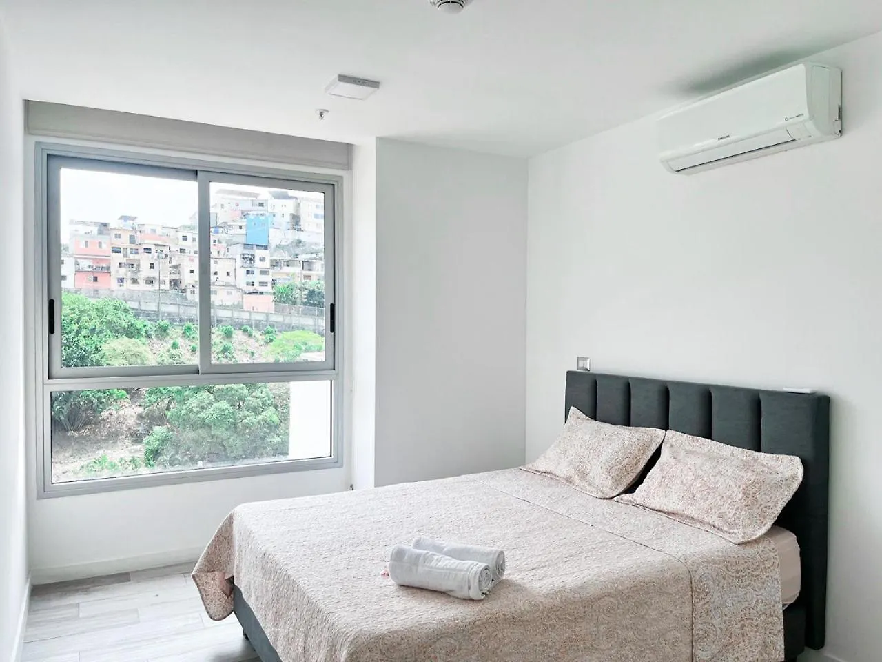 2 Dormitorios, Vista Lateral Al Rio, Parqueo, Puerto Santa Ana جواياكيل شقة